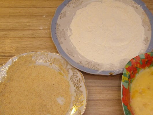 1. Этап. Ромштекс из свинины: Яйца слегка взбейте в миске. Насыпьте в плоские тарелки сухари и (по желанию) муку. К муке лучше прилипает яйцо, поэтому я ее использую.