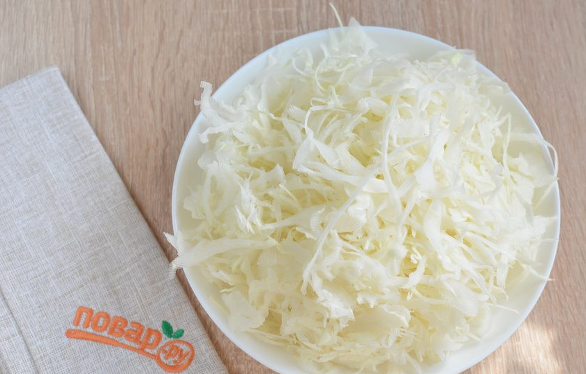 1. Этап. Борщ с лимоном: 8. Нашинкуйте тонко капусту. Положите ее к картофелю. Варите еще 10 минут.