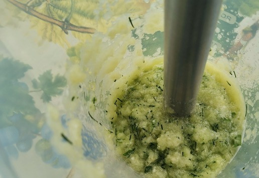 1. Этап. Овощной зелёный смузи: Порубить зелень, отправить все ингредиенты в мерный стакан и взбить блендером.