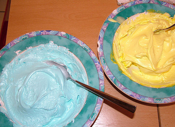 1. Этап. Крем для розочек на торт: Затем крем разделяем по тарелочкам и добавляем красители. Крем для розочек готово!