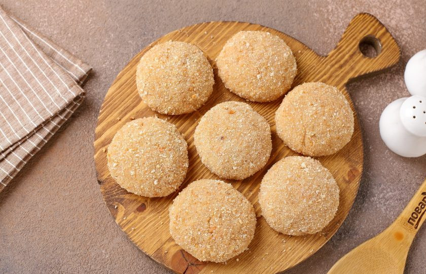 1. Этап. Котлеты из щуки с морковью: Сформируйте из фарша котлеты и запанируйте их в сухарях.