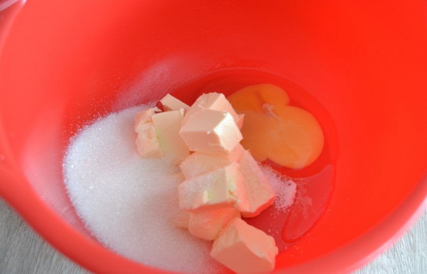 1. Этап. Маковый пирог со сметанной заливкой: Приступайте к приготовлению теста, для этого смешайте 100 грамм мягкого масла и 75 грамм сахара, одно яйцо, щепотку соли, разотрите в однородную массу.