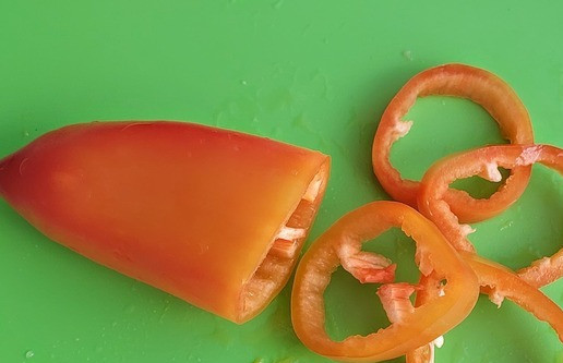 1. Этап. Запеченные овощи с курицей и сыром: Перец помыть, очистить от семян, нарезать кружочками.