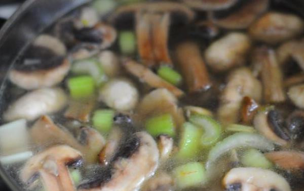 1. Этап. Сырный крем-суп с грибами: Добавьте воду и варите 20-25 минут.