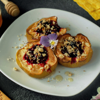 Запеченные яблоки с брусникой в духовке