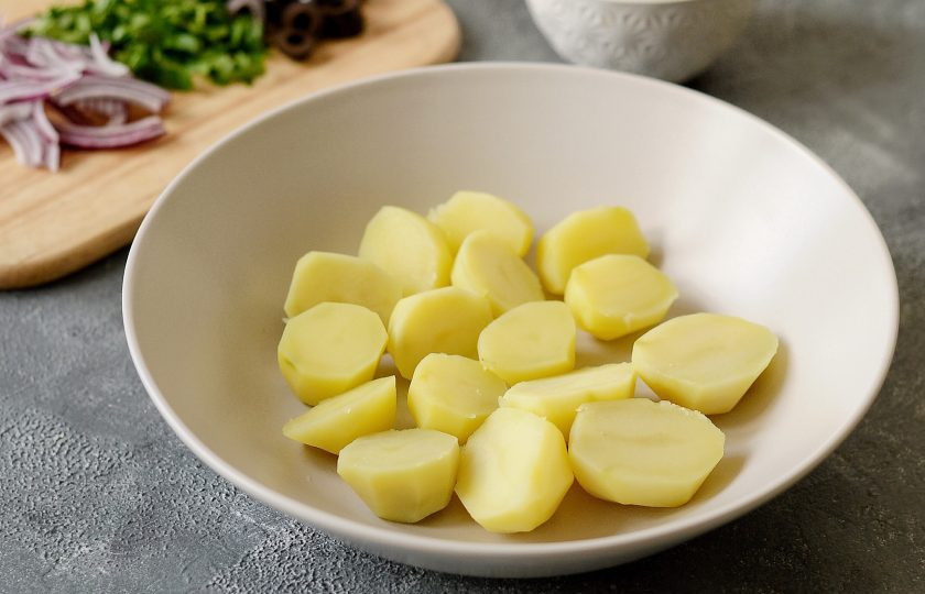 1. Этап. Марокканский картофельный салат: Воду слейте, картофель обсушите. Разрежет пополам, если картофель крупный.