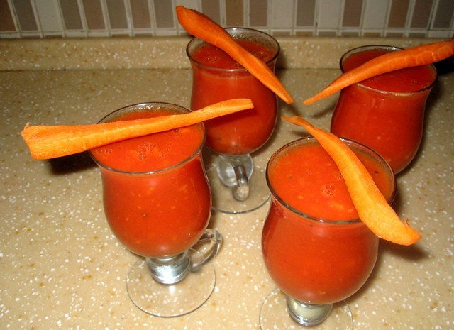 1. Этап. Овощные коктейли в блендере: 5. Готовый коктейль разливаем по стаканам. Моем и чистим салатный перец, нарезаем его ломтиками. Украшаем коктейль перед подачей.