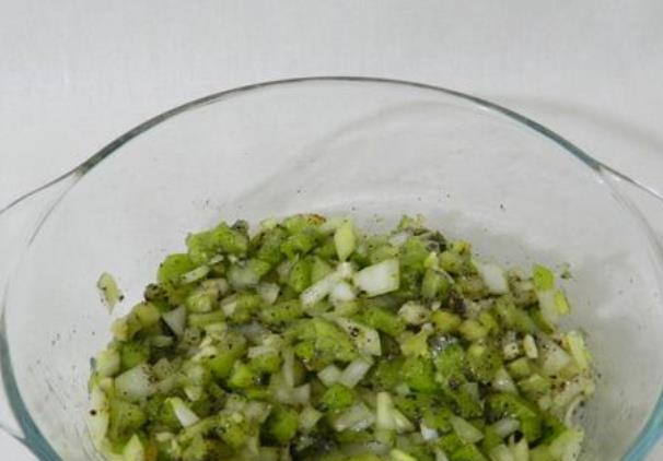 1. Этап. Баранина в мультиварке Редмонд: Смешайте чеснок, лук и киви, добавьте соль, перец и сок лимона.