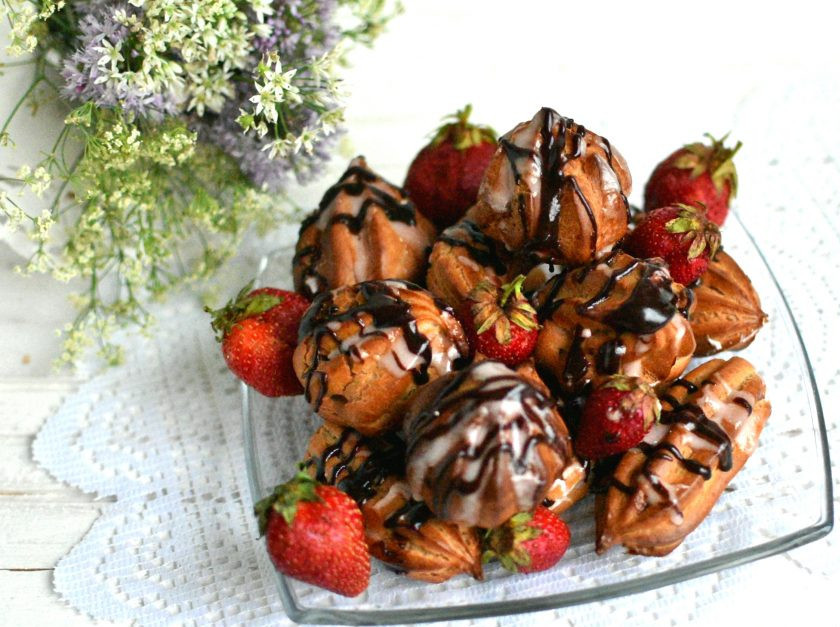 1. Этап. Эклеры Клубника со сливками: Украсьте эклеры клубничной глазурью и растопленным шоколадом, по желанию, посыпьте сахарно пудрой. Готово! Подавайте к чашечке чая или кофе.