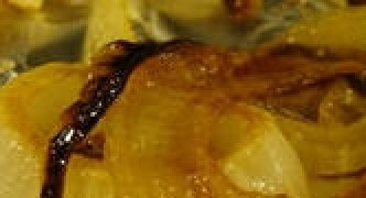 1. Этап. Печень по-милански: Поджарить лук до золотистой корочки. Посолить и в конце добавить ложку меда.