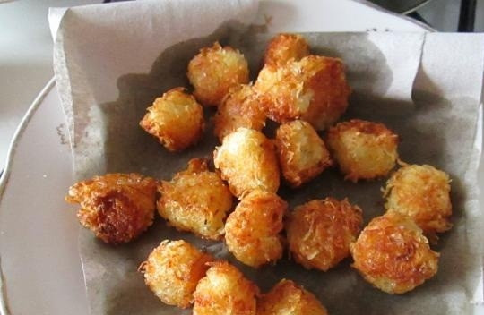 1. Этап. Картофельные шарики на сковороде: 4. Готовое блюдо откидываем на бумажное полотенце, чтобы ушел лишний жир, перекладываем на тарелку и подаем к столу.