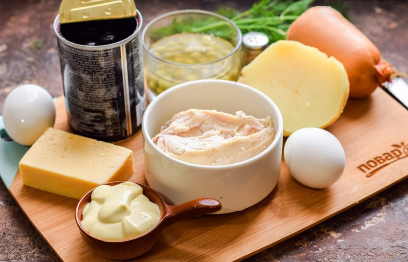 1. Этап. Слоеный салат с курицей Бычок: Подготовьте ингредиенты. Заранее отварите куриное филе, остудите его в бульоне, так мясо будет более нежным. Куриные яйца и картофель отварите накануне, остудите и почистите.