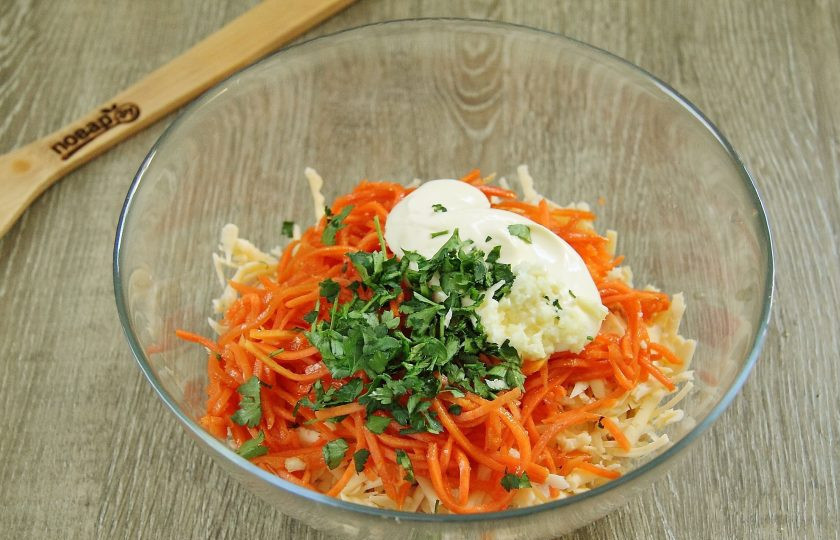 1. Этап. Салат Лисичка с корейской морковкой: Добавьте по вкусу майонез, измельченную зелень и соль.