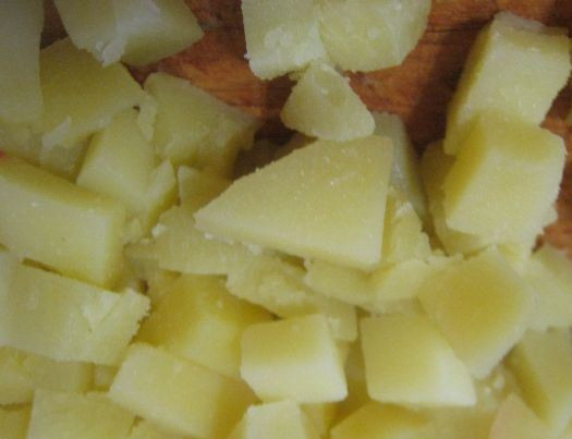 1. Этап. Салат Оливье с крабовыми палочками: Отварной картофель нарезаем кубиками.