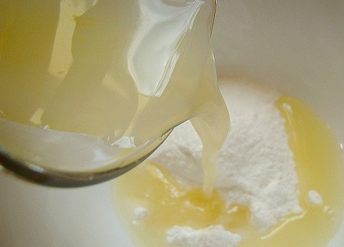 1. Этап. Лимонник пирог: Приготовим глазурь-пропитку. К сахарной пудре добавим оставшийся лимонный сок.