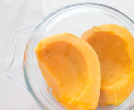 1. Этап. Пудинг из тыквы: Возьмите тыкву, вымойте ее. Очистите от кожуры и семян. Выбирайте плоды с яркой окраской, они слаще, ароматнее и в них больше каротина. Положите тыкву в жаропрочную форму и приготовьте до мягкости в микроволновке. Или же просто отварите.