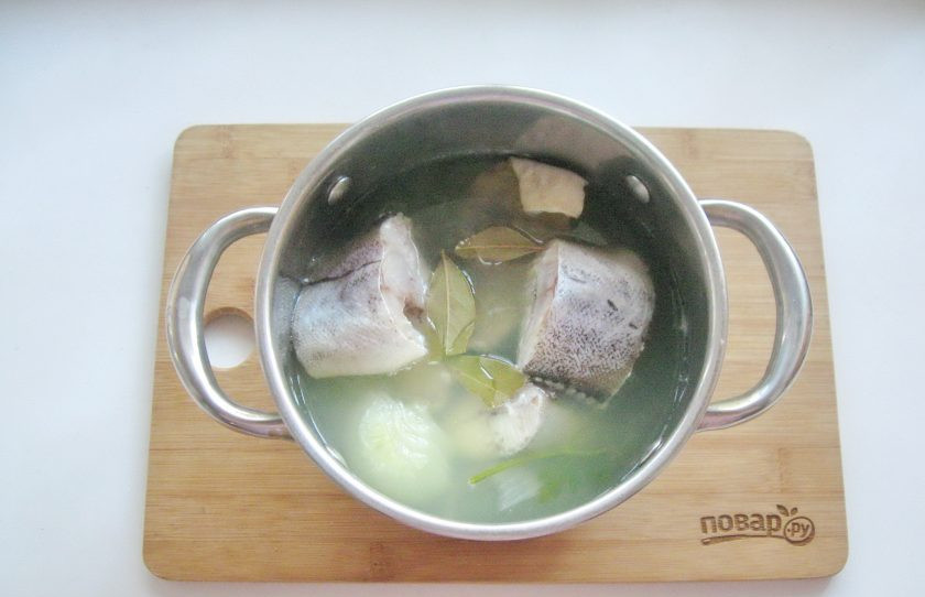 1. Этап. Заливное из минтая: Добавьте лавровый лист, соль и перец по вкусу.