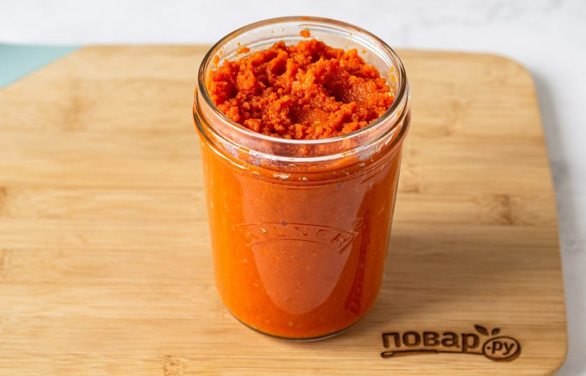 Салат из моркови Оранжевое чудо на зиму 1. Этап. Салат из моркови Оранжевое чудо на зиму: Горячий салат переложите в чистую стерилизованную банку. Закройте крышкой, переверните вверх дном и укутайте в тепло. Оставьте так до полного остывания.