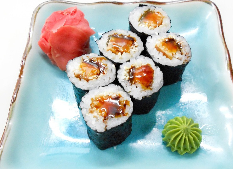 1. Этап. Роллы с угрем: Подаем роллы с васаби и имбирем, полив соусом Унаги. Приятного аппетита!