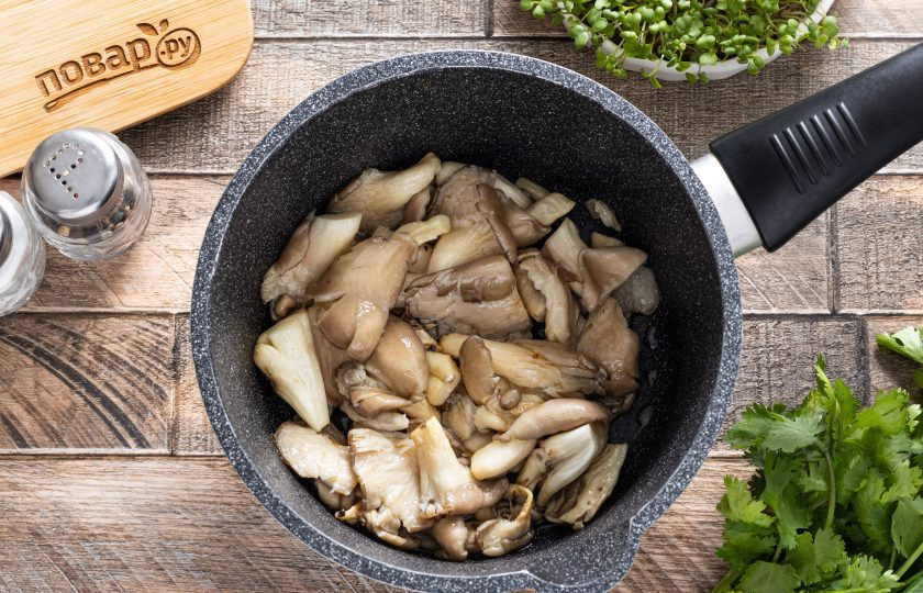 1. Этап. Чакапули из грибов: Разогрейте глубокий сотейник или кастрюлю с толстым дном. Влейте растительное масло и обжарьте на нем вешенки на высокой температуре около 5-6 минут. Из грибов будет выпариваться вода, нужно продолжать жарить их до золотистого цвета.