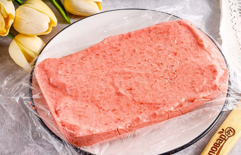 1. Этап. Маршмеллоу из клубники: Извлеките застывшую массу и аккуратно удалите пленку.
