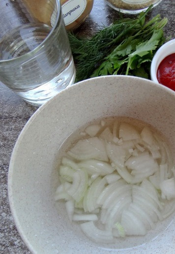 1. Этап. Пельмени-гриль с индейкой: Лук нарезать четверть кольцами или кубиком. Залить водой, чтобы покрывала, добавить уксус. Оставить на 10-15 минут.