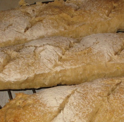 1. Этап. Багет с луком: 8. Запекаем в разогретой духовке полчаса максимум, пока не появится корочка.