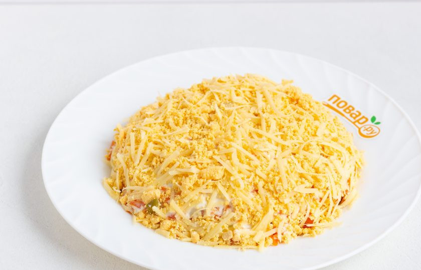 1. Этап. Салат Бусы на снегу: Яйца разделите на белки и желтки. Желтки разомните вилкой и смешайте с мелко натертым сыром. Выложите четверым слоем салата и смажьте майонезом.