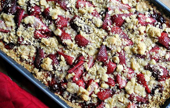 1. Этап. Клубничные пирожные с белым шоколадом: 5. Вернуть форму в духовку и запекать еще 20-25 минут, до светло-коричневой корочки. Затем убрать из духовки и дать остыть 1 час.