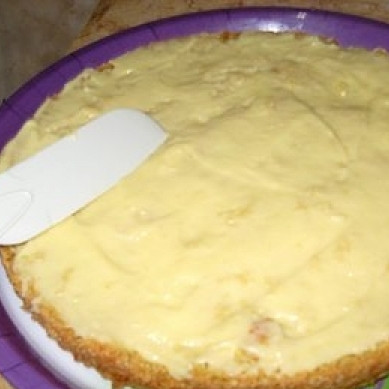 1. Этап. Торт Графские развалины: Начинаем собирать торт. Смазываем корж белым кремом.