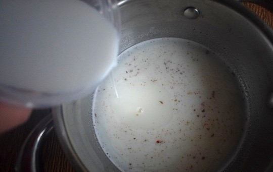 1. Этап. Медовое пирожное с начинкой: Влейте тонкой струйкой разведенный крахмал, варите до загустения в течение 4-5 минут. Немного остудите.