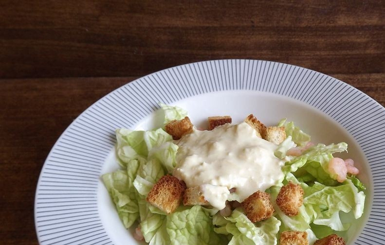 1. Этап. Салат Цезарь лучший: Заправьте салат соусом, разложите его по тарелкам. Украсьте креветками, тертым пармезаном и оставшимися хлебными гренками.