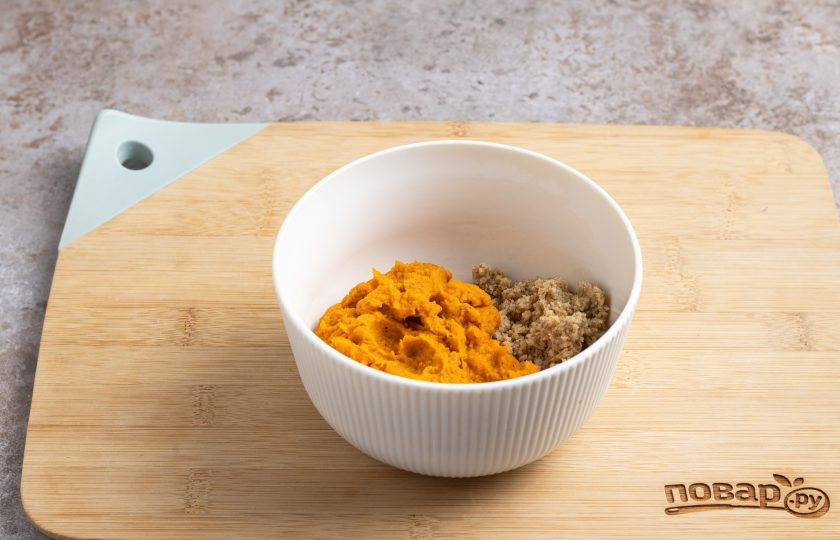 1. Этап. Паштет из моркови с грецкими орехами: Соедините морковь и грецкий орех, все перемешайте. Попробуйте на вкус, при необходимости подсолите паштет. Уберите паштет в холодильник на полчаса, чтобы он немного застыл и стал плотнее.