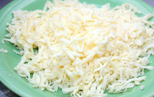 1. Этап. Хачапури по-тбилисски: Делаем начинку: натираем на крупной терке сулугуни и смешиваем его с одним яйцом. Солим.