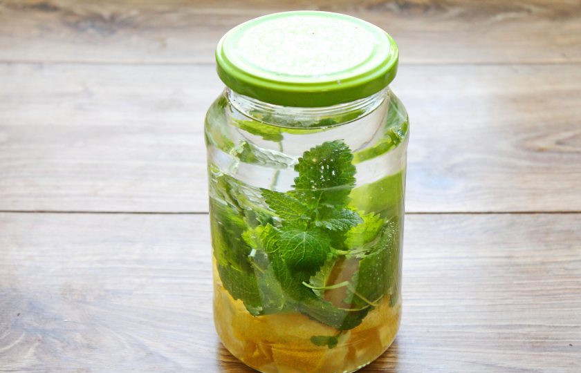 1. Этап. Мятно-лимонная настойка: Влейте в банку водку, перемешайте и плотно закройте.