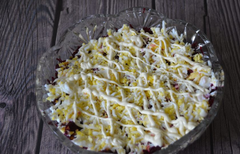 1. Этап. Салат Манон: Далее слой - яйца, майонез, морковь, майонез.