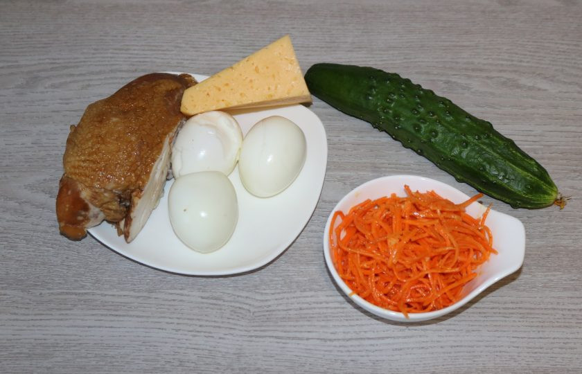 1. Этап. Салат с корейской морковкой, курицей и яйцом: Подготовьте ингредиенты.