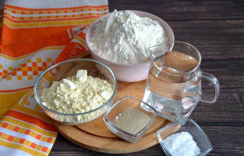 1. Этап. Кукурузный хлеб на дрожжах: Подготовьте ингредиенты в соответствии с рецептом.