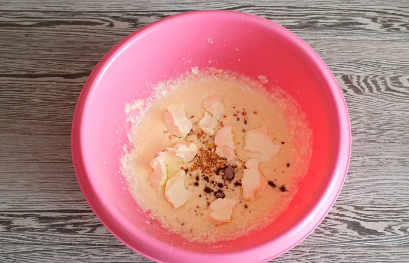 1. Этап. Кекс Штоллен: Добавьте мягкое масло, кардамон, апельсиновую цедру, лимонный сок. Еще раз пробейте блендером.