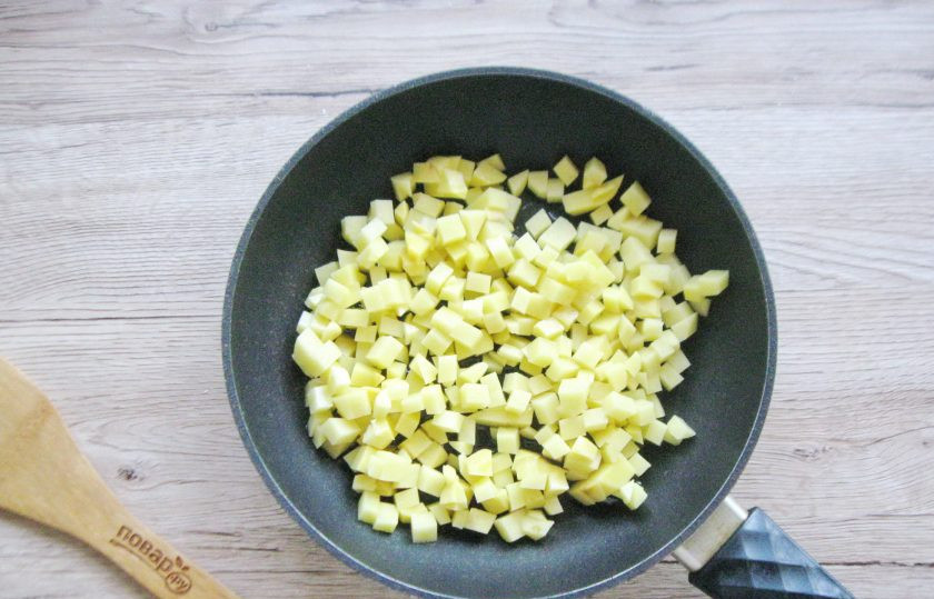 1. Этап. Жареный Оливье: Картофель очистите, помойте и нарежьте небольшими кубиками.