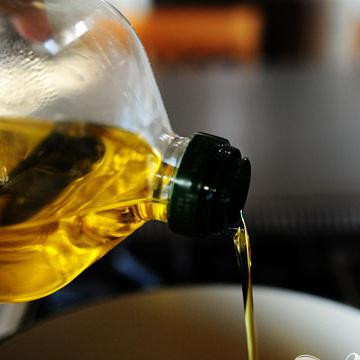 1. Этап. Тушеная говядина с пивом и паприкой: В кастрюле нагрейте оливковое масло и немного сливочного.