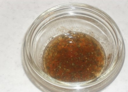 1. Этап. Рулетики из индейки в мультиварке: Берем небольшую чашку или блюдце, готовим соус для рулетиков, смешивая кетчуп, оливковое масло и базилик. Как только рулетики приготовились в мультиварке, перекладываем их на противень, предварительно убрав фольгу. Смазываем рулеты приготовленным соусом.