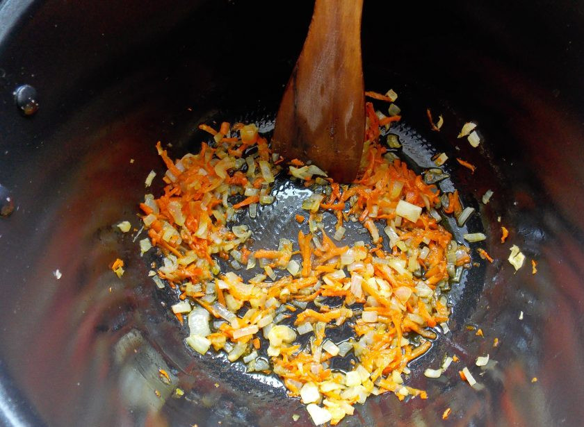 1. Этап. Говяжье сердце в мультиварке: Установите чашу в мультиварку, включите в режим 