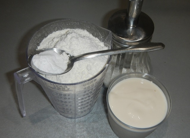 1. Этап. Оладьи на простокваше: Подготовьте ингредиенты.