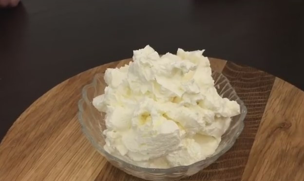 1. Этап. Сыр Филадельфия (легкий и вкусный рецепт): 7. Через 12 часов достаем готовый сыр и перекладывает в красивую тарелочку. У вас должна получится красивая, легкая, сырная масса, похожая на сливочное мороженое.