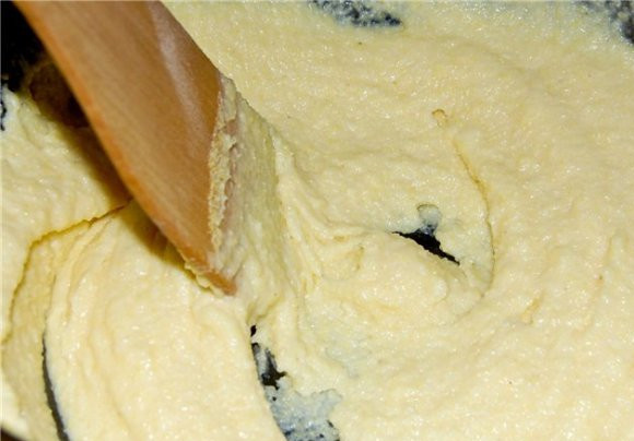 1. Этап. Бануш гуцульский: Теперь немного уменьшаем огонь под котелком и варим кашу дальше. И мешаем, мешаем, мешаем.