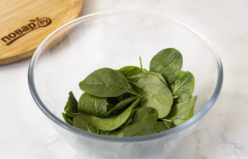 1. Этап. Салат Колибри: Шпинат помойте, обсушите и переложите в глубокую миску.