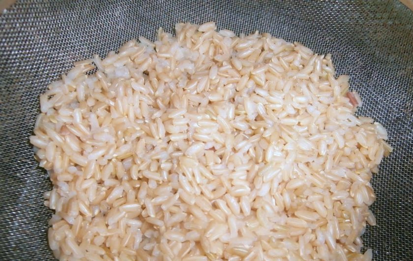 1. Этап. Американский сливочный суп с бурым рисом: Для начала промойте и отварите рис до готовности. Затем оставьте его в дуршлаге, чтобы слилась вода.