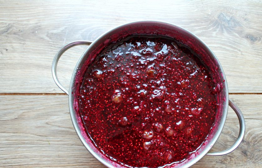 1. Этап. Варенье Ассорти из смородины, малины и крыжовника: Поставьте кастрюлю с вареньем на медленный огонь, доведите до кипения и варите еще пять минут.