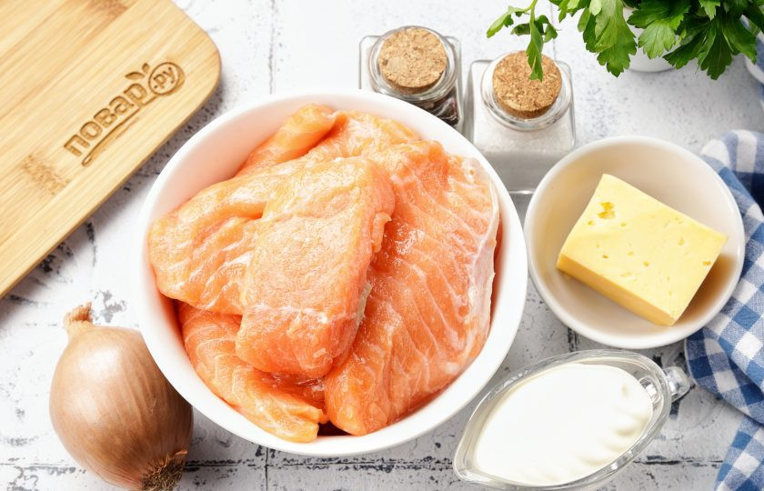 1. Этап. Форель под майонезом и сыром: Подготовьте все ингредиенты по списку. У меня для такого случая уже обычно лежит подготовленное филе в морозилке, достаточно его достать накануне и разморозить в холодильнике. Если у вас целая рыбка, то её необходимо разделать. Можете приготовить как кусочки филе, так и запечь аналогично стейками.